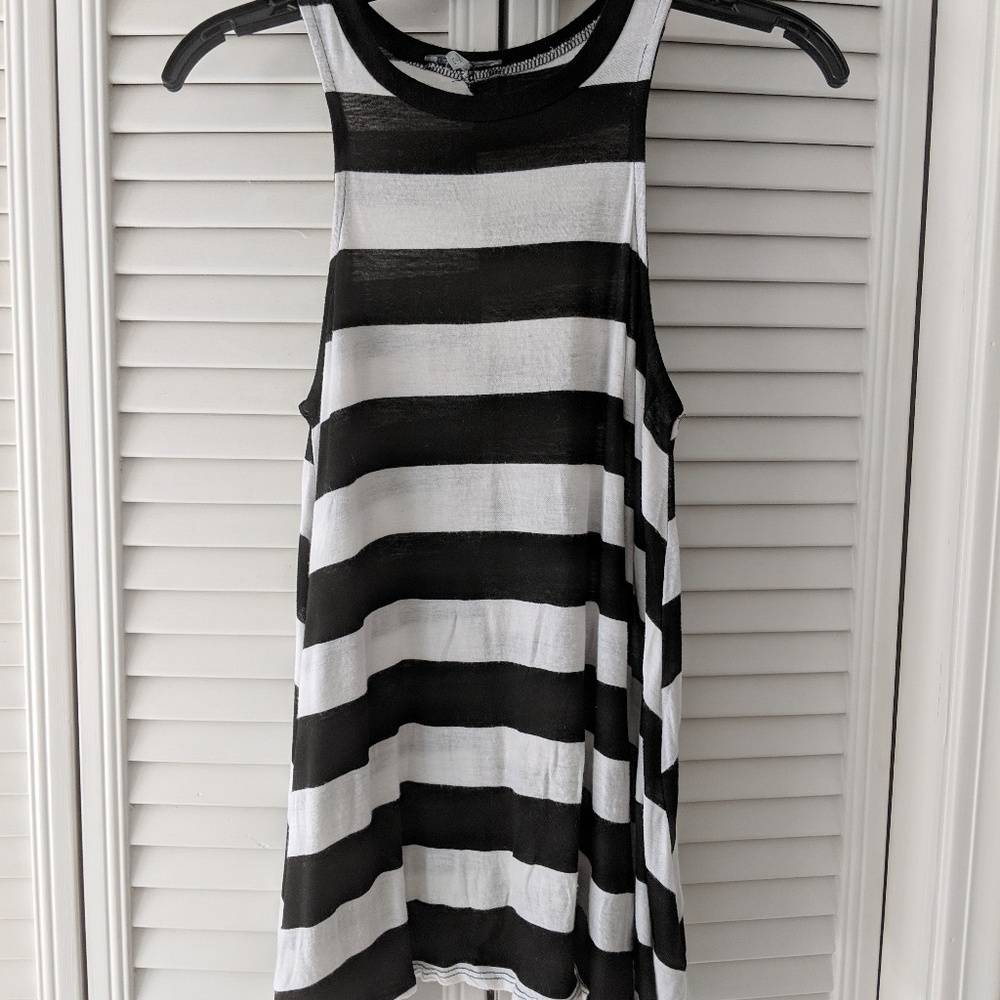 Short sleeve top.